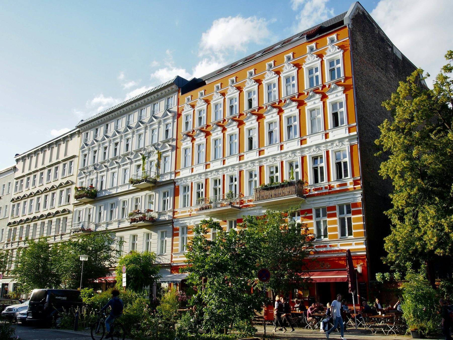 Sonnige Berliner Altbaustraße mit Ferienwohnungen