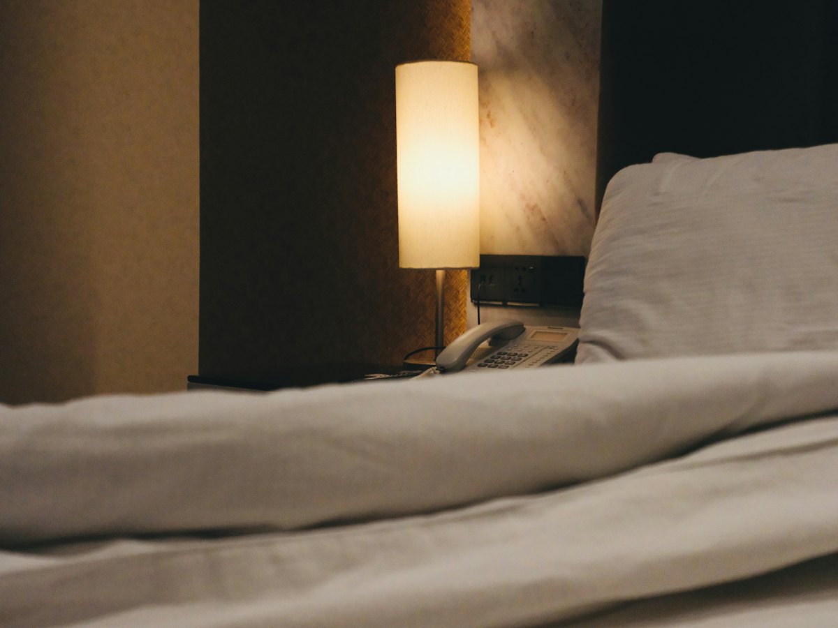 Frisch bezogenes Bett nach Hotelstandard